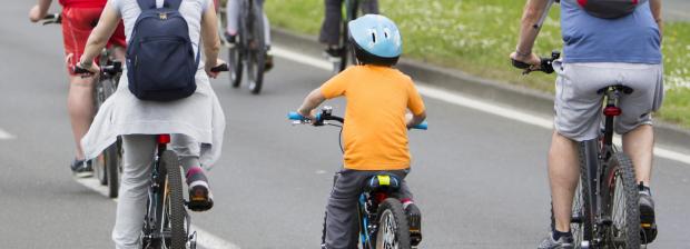 Familie på cykeltur