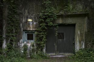 Den godt skjulte indgang til det underjordiske bunkeranlæg - Foto: Lars Horn