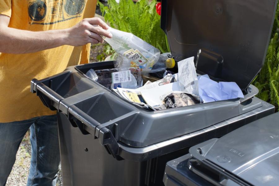 Affaldet i genbrugscontaineren skal ligge løst