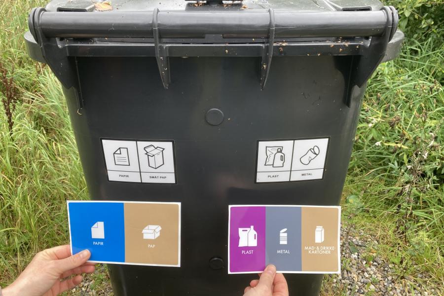 Nye klistermærker på genbrugscontainer