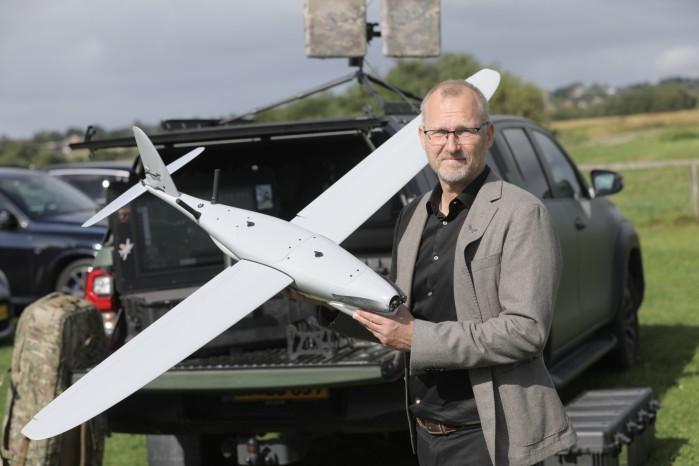 Sky-Watch er en af de virksomheder, der har oplevet den tætte dialog med Rebild Kommune. Her ses administrerende direktør Martin Schousboe med en af de droner, virksomheden producerer i Støvring. (pressefoto: Sky-Watch)