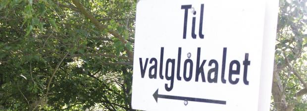 Billede af skilt som viser vej til valglokalet