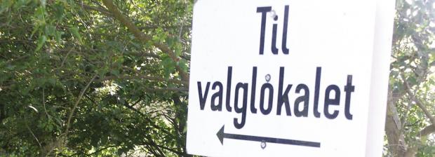 Billede af skilt som viser vej til valglokalet