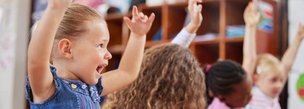 Glade piger med hånden oppe