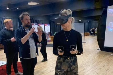 VR briller på en kvinde 